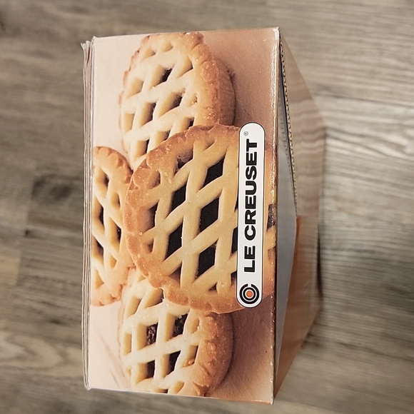 Le Creuset Cassis Set of 4 Petite Pie Dishes - Picture 10 of 13